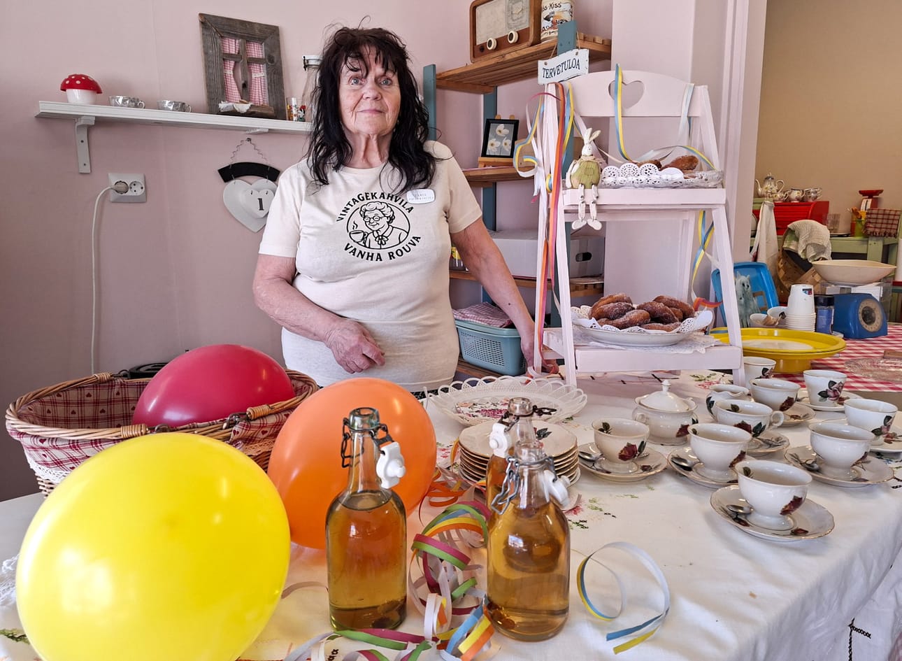 Vintagekahvila Vanhassa Rouvassa voi nauttia kotitekoisista leivonnaisista ja vanhasta tunnelmasta. Tarja Niskala lupaa, että pian avajaisiaan viettävässä pop up -kahvilassa saa perinteisiä vappuherkkuja, kuten simaa ja munkkeja.