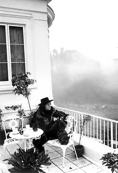 Huilihetki patiolla. John Lennon rentoutuu Tittenhurstin kartanossaan talvella 1971 Imagine-levyn sessioiden aikana.