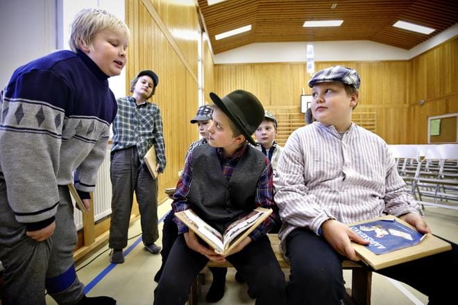 Matti Peltokangas kuulosteli koulun kulkua Veeti Leppäkoskelta ja Elian Varpulalta. KUVAT: TOMI KOSONEN