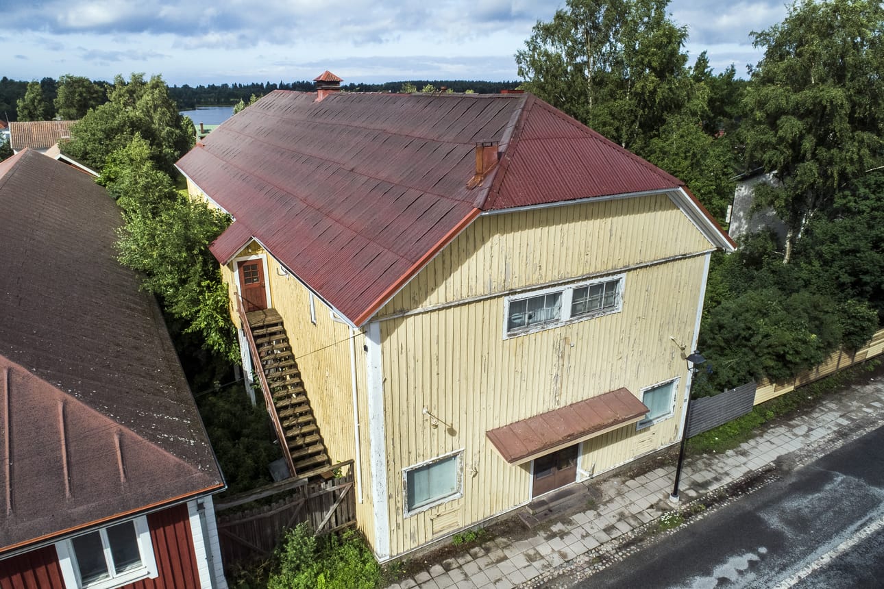 Bio Huvimylly ry on aloittamassa vesikattoremontin vuonna 1937 valmistuneessa elokuvateatterissa. Kuva vuodelta 2022. Sittemmin rakennuksen julkisivu on jo saanut pintaansa uuden maalin.
