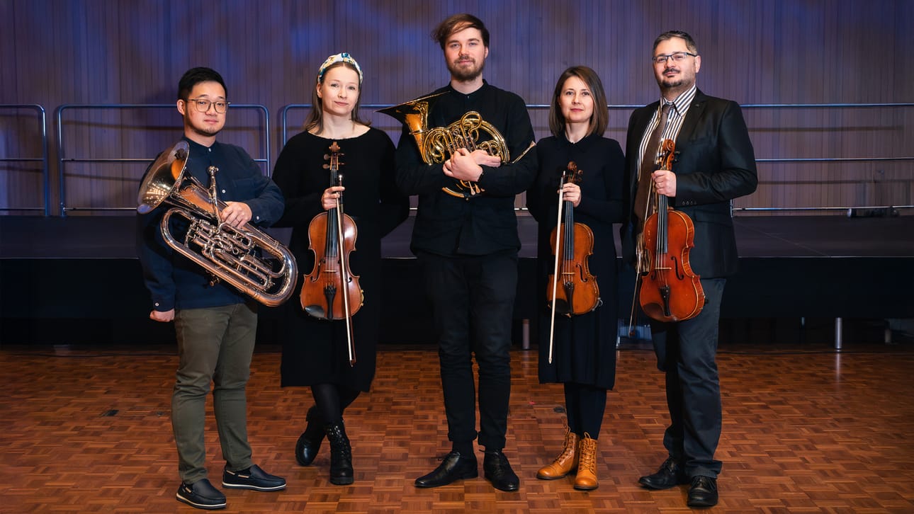 Oulu Sinfonian Kamarimuusikot soittavat tunnelmallisia konsertteja pienemmissä konserttipaikoissa.