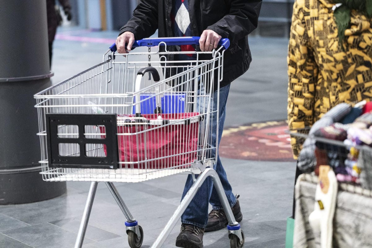Kuluttajien luottamusindikaattorin tammikuun saldoluku –1,7 vastaa pitkän ajan keskiarvoa. LEHTIKUVA / RONI REKOMAA