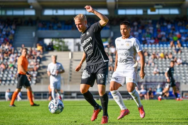 FC Lahden Matti Klinga pääsee palloon ennen SJK:n Nooa Lainetta. KUVA: ALEKSI SAMMALISTO