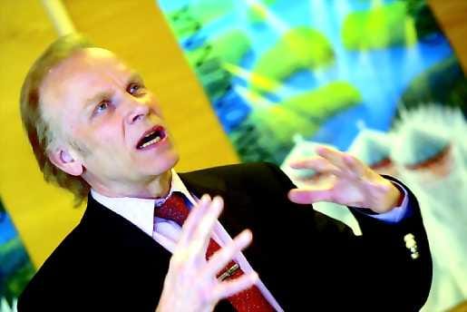 Ura ei pääty. Jorma Hynninen jättää Savonlinnan oopperajuhlien taiteellisen johtajan tehtävät tämän kesän jälkeen, mutta laulaminen jatkuu lähes entiseen malliin. Kuun lopussa hän konsertoi Keminmaassa Paavo Väyrysen kutsumana.