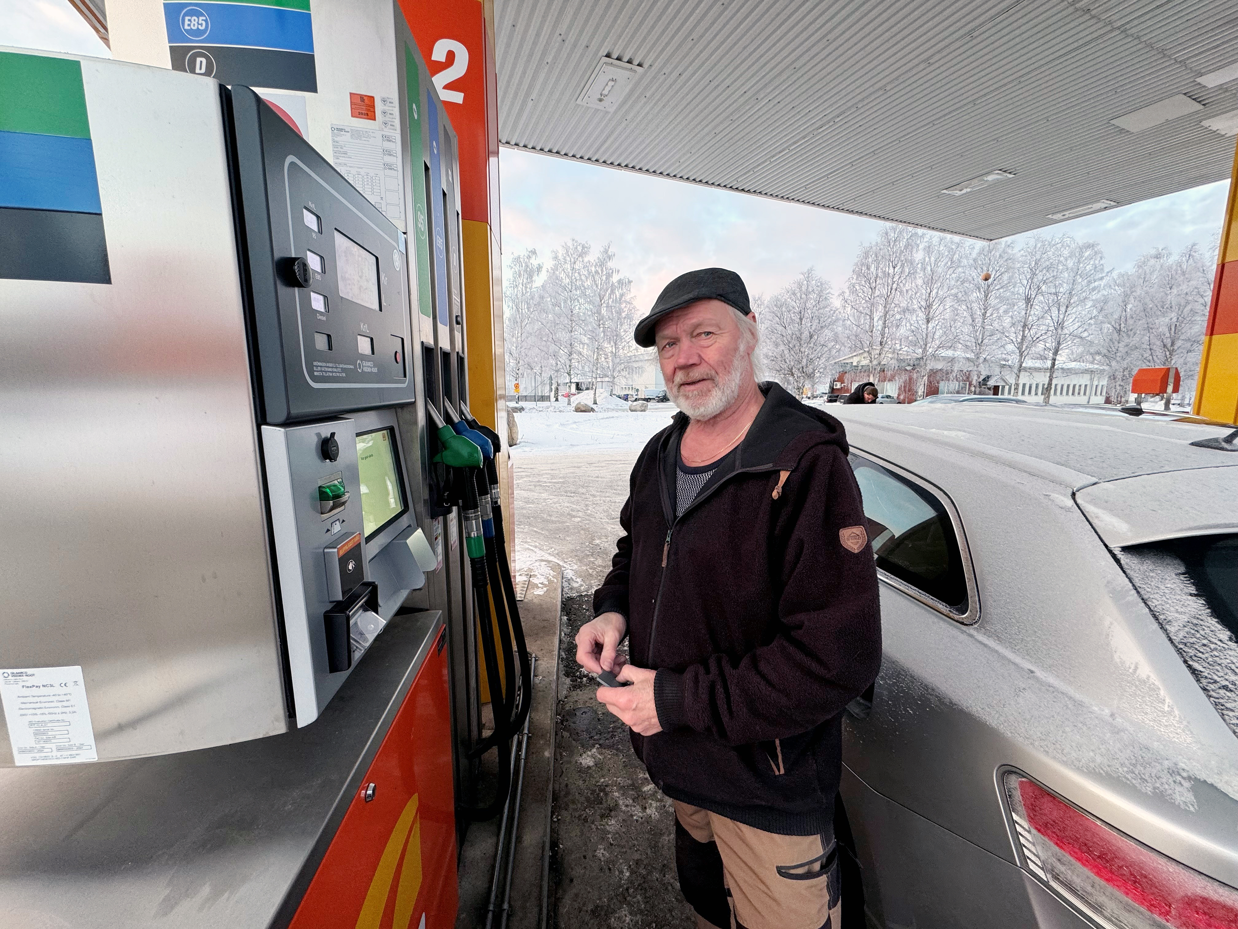 Haaparannan bensatankit houkuttelevat suomalaisia autoilijoita – kruunun kurssi ja muutokset jakeluvelvoitteiden hoitamisessa toimivat naapurin eduksi