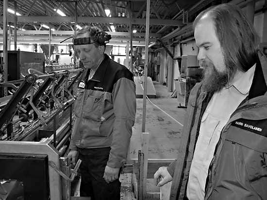 Kokemusta ja intoa. Pekka Holappa (vas.) on tehnyt putkia yli 20 vuotta. Harri Savolainen kehuu väkensä ammattitaitoa.