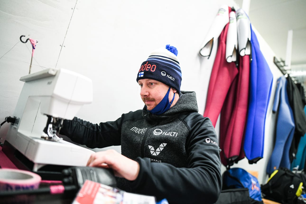 Frederic Zoz kantaa päävastuuta Suomen mäkimaajoukkueen hyppypuvuista. Kyseessä ei ole kuitenkaan yhden miehen työ: urheilijat ja valmennus ovat aktiivisesti ranskalaisen apuna.
