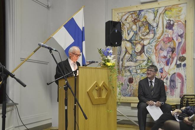 Kari Männyn lennokas puhe sai yleisön purskahtamaan useaan kertaan nauruun. Niin myös juontajana toimineen Pekka Koskisen. KUVA: JAANA ALA-LAHTI
