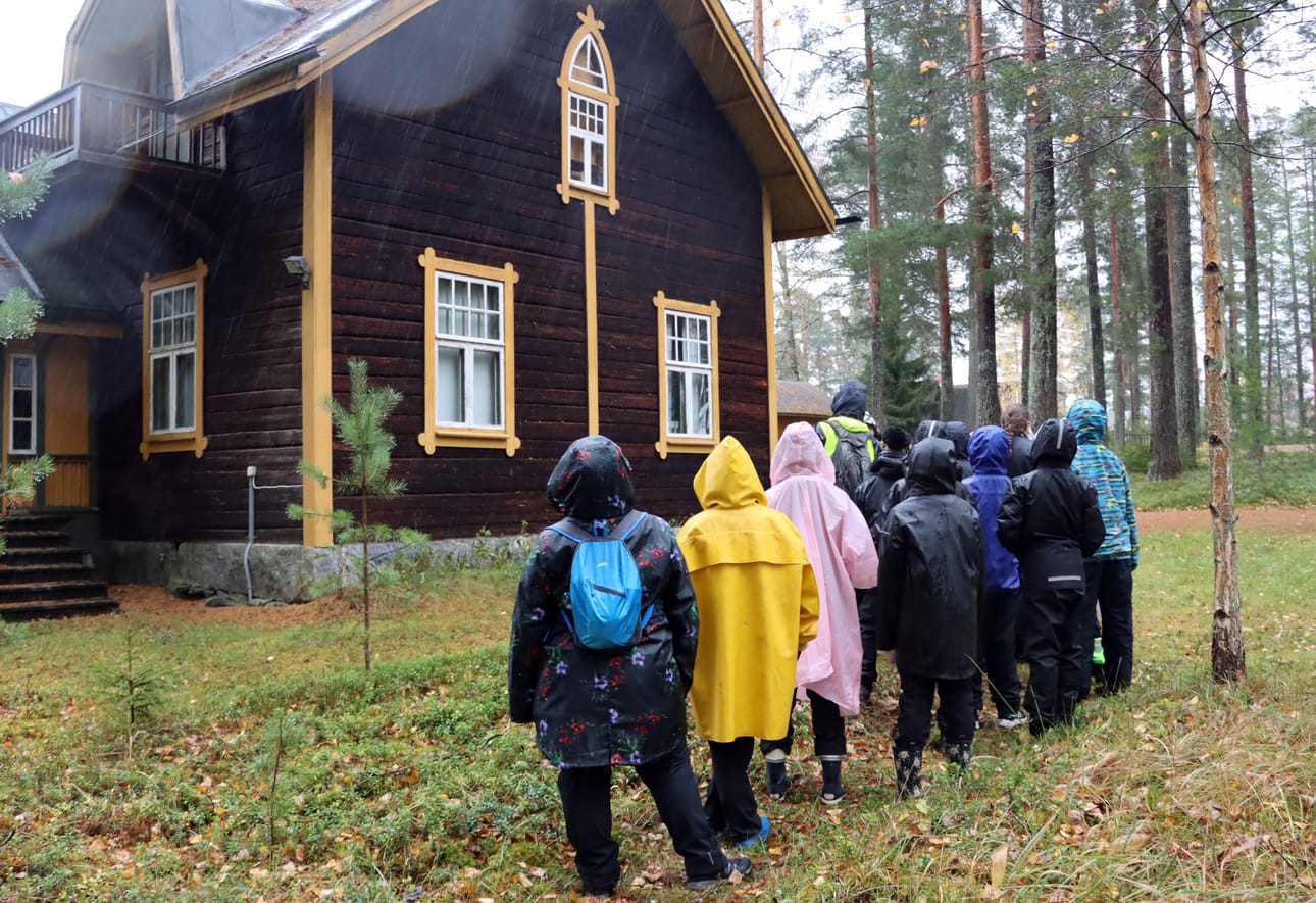 Kahdeksantoista Alvarin koulun viidesluokkalaista asteli Heikki Klemetin jalanjäljissä Klemetti-museolla. Vierailu oli osa koulun kotiseutukävely-tapahtumaa.