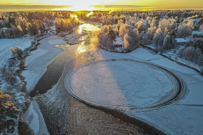 Arto Erkkilän maanantaina kuvaama vesipyörre on lähes koko Kyrönjoen levyinen. Kuva: Arto Erkkilä/Pohjankyrö