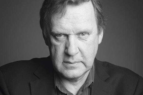Kirjailija, kriitikko ja kolumnisti Matti Mäkelä julkaisi kesällä muistelmansa. Pitelemätön jäädä hänen viimeiseksi kirjakseen. Kesken työn Mäkelä sai tietää sairastuneensa vakavasti. KUVA: LAURA MALMIVAARA