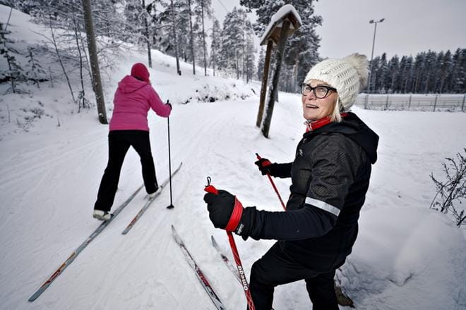 Seinäjokelainen Saara Matero laittoi saunan päälle ennen kuin lähti hiihtolenkille. KUVAT: TOMI KOSONEN