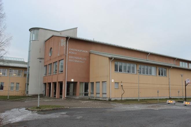 Kantakaupungin koulun pihamaa oli tyhjillään, koska oppilaat ja henkilökunta lähetettiin kotiin. KUVA: TAUNO RIIHILUOMA