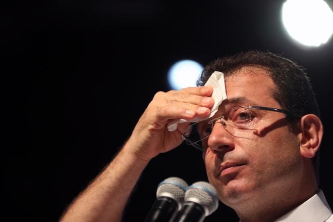 Turkin pääoppositiopuolue CHP:n ehdokas Ekrem Imamoglu voitti hallituspuolueen ehdokkaan Istanbulin pormestarivaalissa maaliskuussa 13 000 äänellä. KUVA: ERDEM SAHIN / EPA