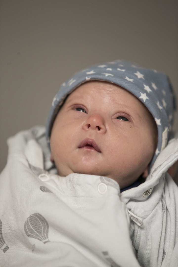 Salamavalon räiske saa vauvelin hiukan raottamaan silmiään.