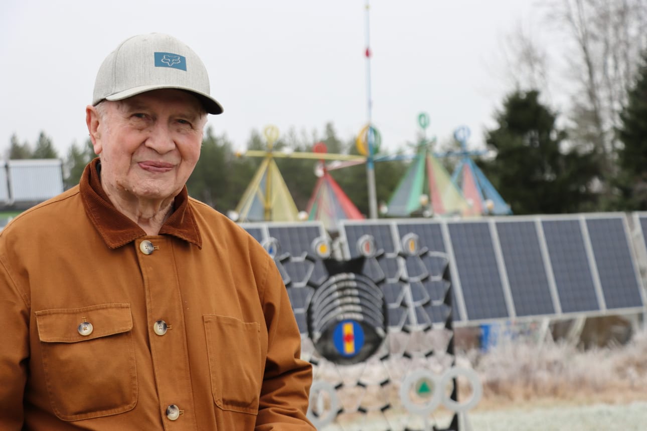 Aurinkopaneelit odottavat valonsäteitä Antti Maasalon taustalla marraskuisena iltapäivänä. Teokset ottavat energiaa luonnosta.