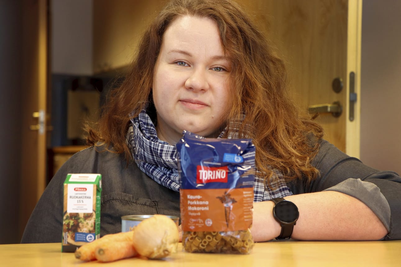 Tiina Inkeroinen kehoittaa ihmisiä pitämään kotonaan jonkinlaisen kotivaran poikkeusoloja varten. Ohjeita saa muun muassa Marttojen oppaasta.