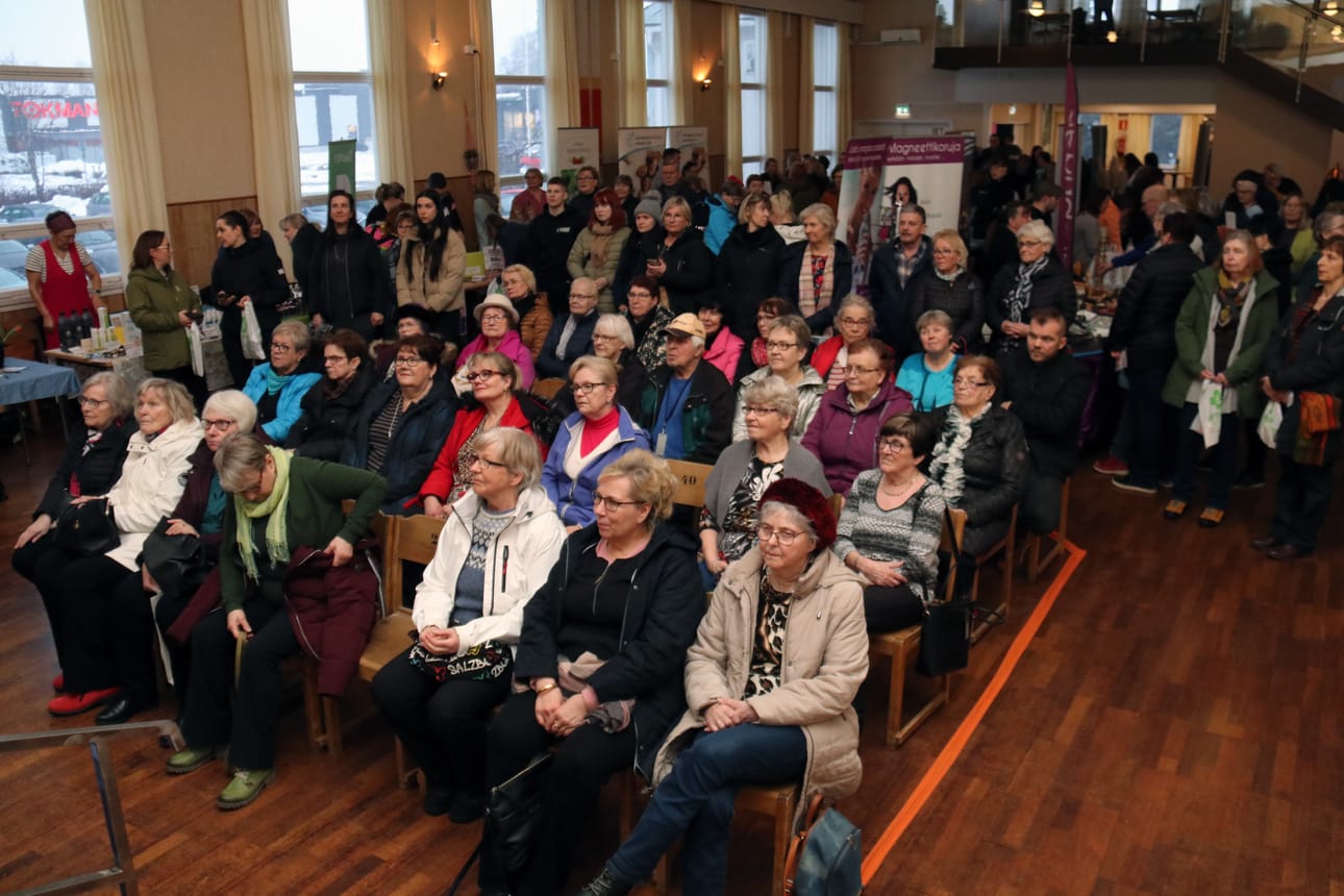 Katsomoksi asetellut tuolit täyttyivät muotinäytöksen ja hyvinvointiluennon ajaksi.
