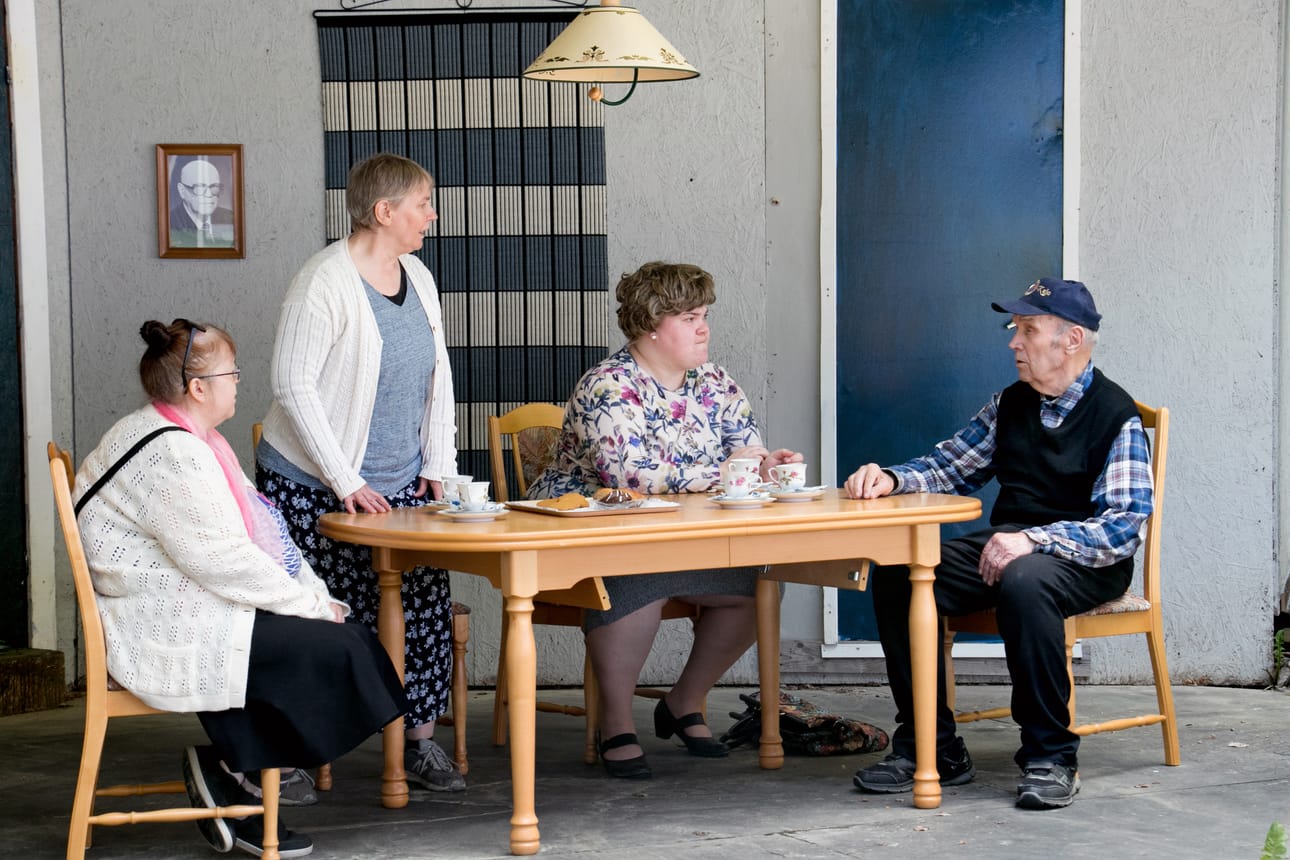 Teatteri Kajo esittää Sotkanpesän kesäteatterissa Kauhajoella tänä kesänä kahta pienoisnäytelmää, joista toinen on Rauha Knuuttilan aikoinaan kirjoittama Esimerkkikylä. Siinä esiintyvät muun muassa Anna-Liisa Loukko (vasemmalla), Kirsti Oravamäki, Satu Lehtola ja Jaakko Hallivuori, joka esittää Toistuvan isäntää. Hallivuori on esittänyt urallaan yli sataa roolihahmoa.