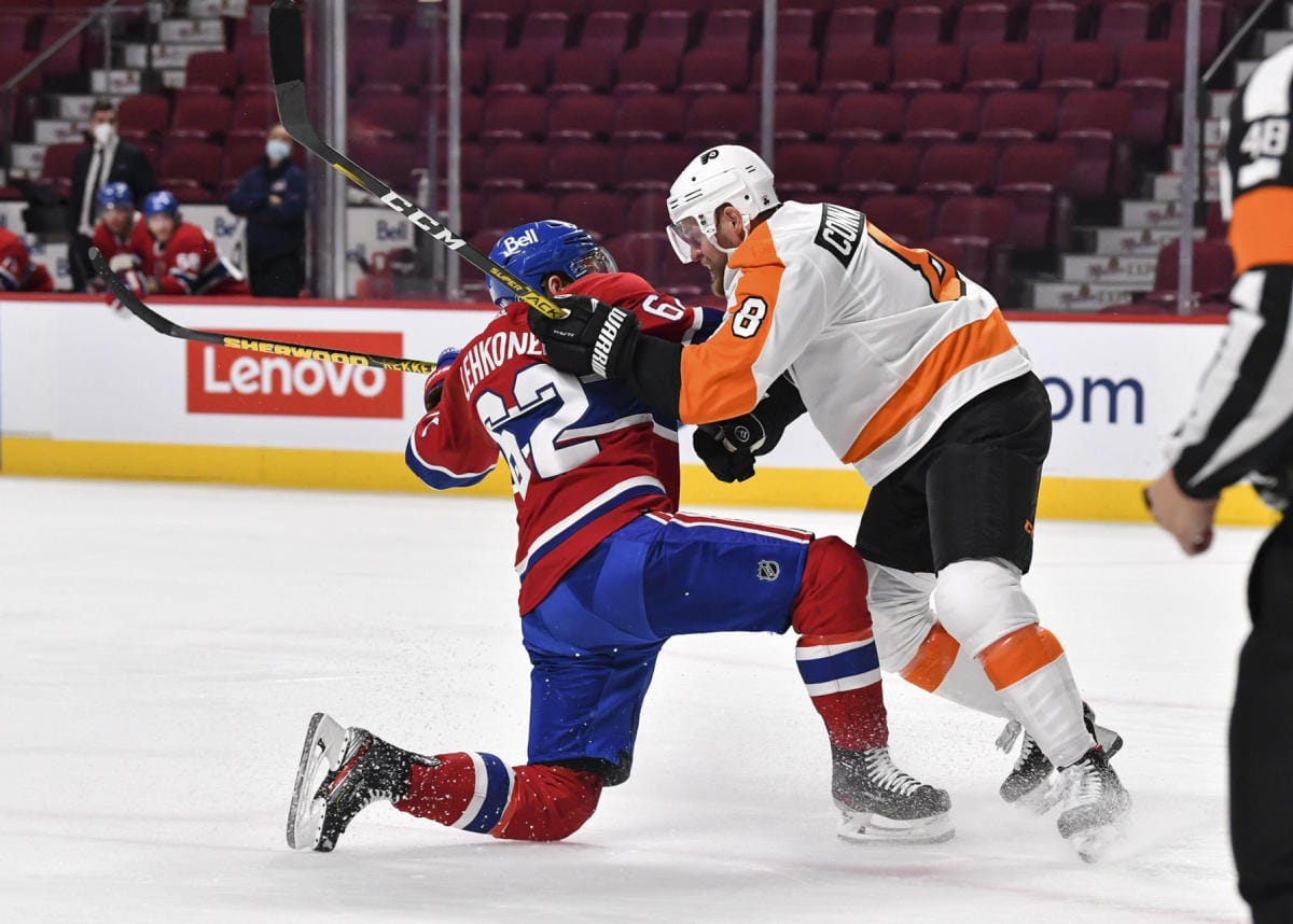 Philadelphian Kevin Connauton puolustautuu Montrealin Artturi Lehkosta vastaan. LEHTIKUVA / Getty Images / AFP Minas Panagiotakis