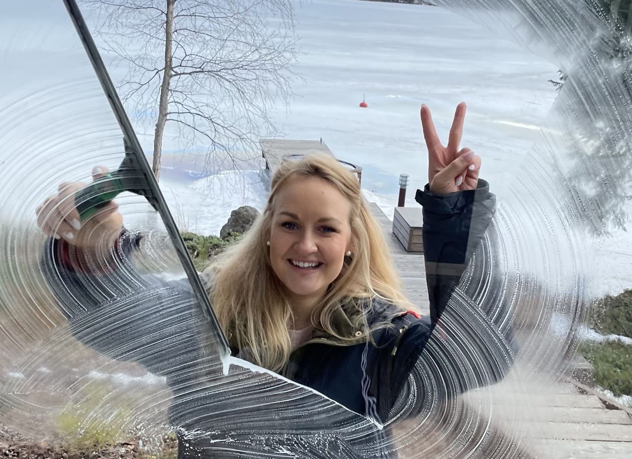 Auri Kananen aloitti somevideoiden teon, koska halusi näyttää, kuinka hauskaa, helppoa ja seksikästä siivoaminen on.