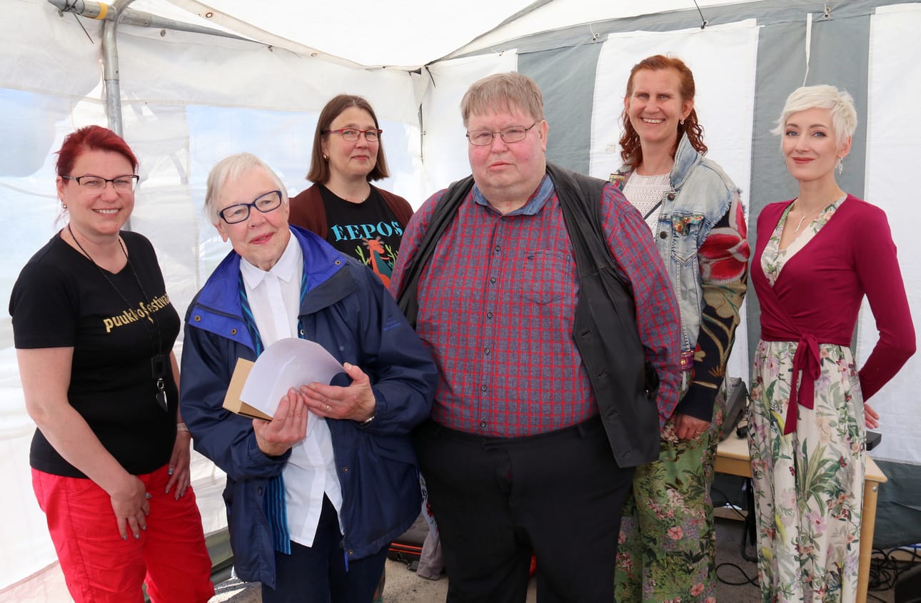 Leena Vaismaa (toinen vas.) ja Anssi Kuoppala palkittiin puukkorunokilpailun aikuisten sarjassa viime kesänä. Tuomaristoon kuuluivat muun muassa Tiia Ojala, Pirjo-Riitta Viitajylhä, Laura Kivimäki ja Merja Mäki.