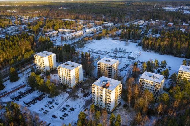 Ristinummelta ja Pappilanmäeltä on pitkä matka Vaasan keskussairaalan koronatestauspisteelle. Siksi alueelle tuodaan tilapäisiä näytteenottoambulansseja. Testauspiste on suunnitteilla myös Ristinummen terveysasemalle. Arkistokuva: Jarno Pellinen
