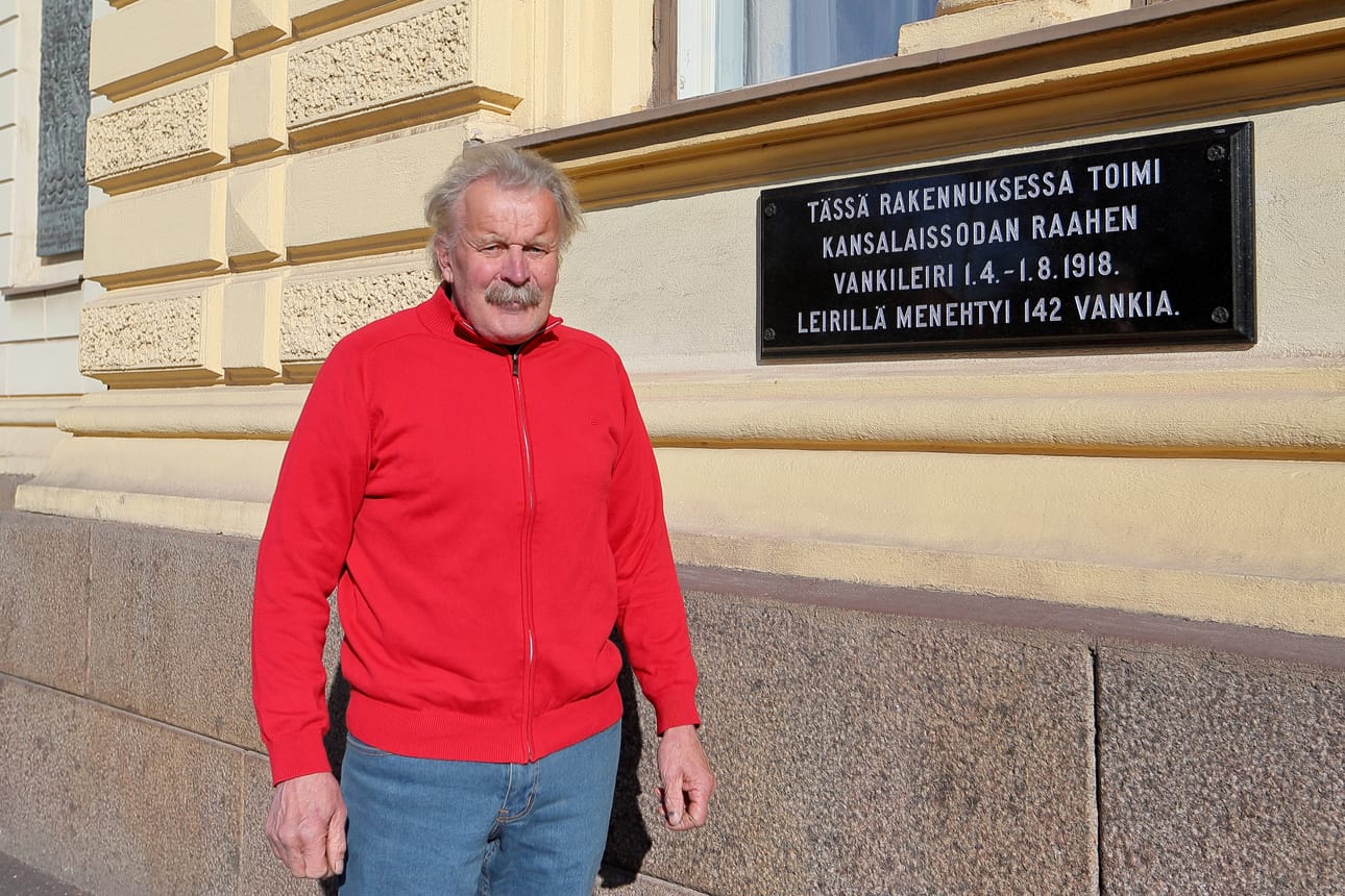 – Monet joutuivat tänne leirille henkilökohtaisen riidan takia, kun rengit riitautuivat isäntiensä kanssa, sanoo Lasse Tanneraho. Hänen isänisänsä kuoli Raahen Porvari- ja Kauppakoululla toimineella punavankileirillä 100 vuotta sitten.