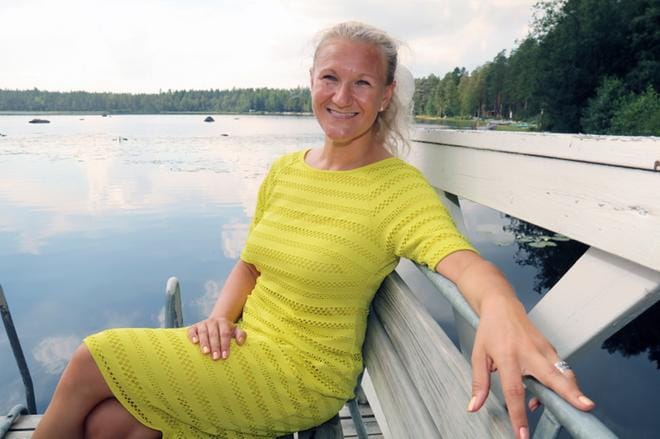 Pia Ruotsala istahti pari viikkoa sitten samalle Ojutjärven leirikeskuksen penkille, jolla hän pohti tulevaa työsarkaansa leiriohjaajan tauolla vuonna 1999. KUVA: ANU NAHKALA