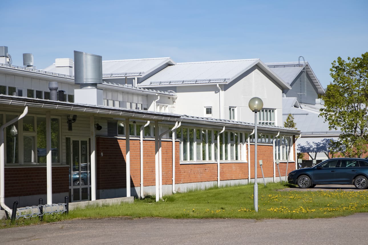 Piippolan uusi alakoulu on suunniteltu rakennettavaksi JEDUn kupeelle. Ehtona hankkeen toteutukselle on muun muassa, että koulutuskuntayhtymä purkaa käytöstä poistetut kaksi osaa koulusta. Kuvassa on C-siipi. Arkistokuva