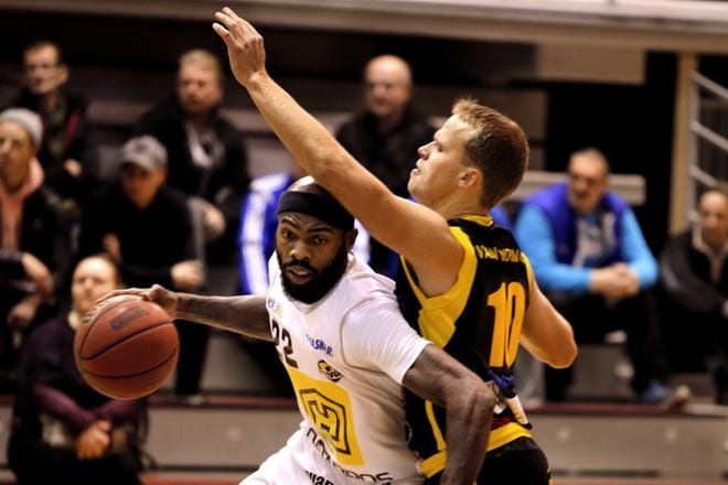 Kobrien Larry Anderson teki 26 pistettä ja otti 11 levypalloa, mutta sekään ei auttanut Kobria voittoon. Korihaiden Marius van Andringa puolustaa. KUVA: HEIKKI HAKANEN