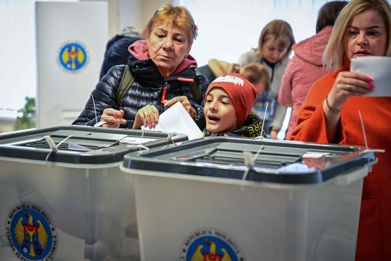 Moldovassa äänestettiin sunnuntaina presidentinvaalien ensimmäisellä kierroksella. Samalla järjestettiin kansanäänestys siitä, pitäisikö EU:hun liittyminen kirjata maan perustuslakiin kansalliseksi tavoitteeksi. LEHTIKUVA/AFP