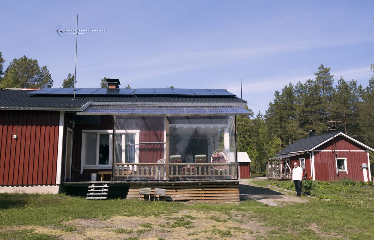 Päätalo ja katolla sijaitsevat aurinkokennot. Ensimmäiset kymmenen kennoa asennettiin vuosi sitten ja toiset kymmenen viime talvena.