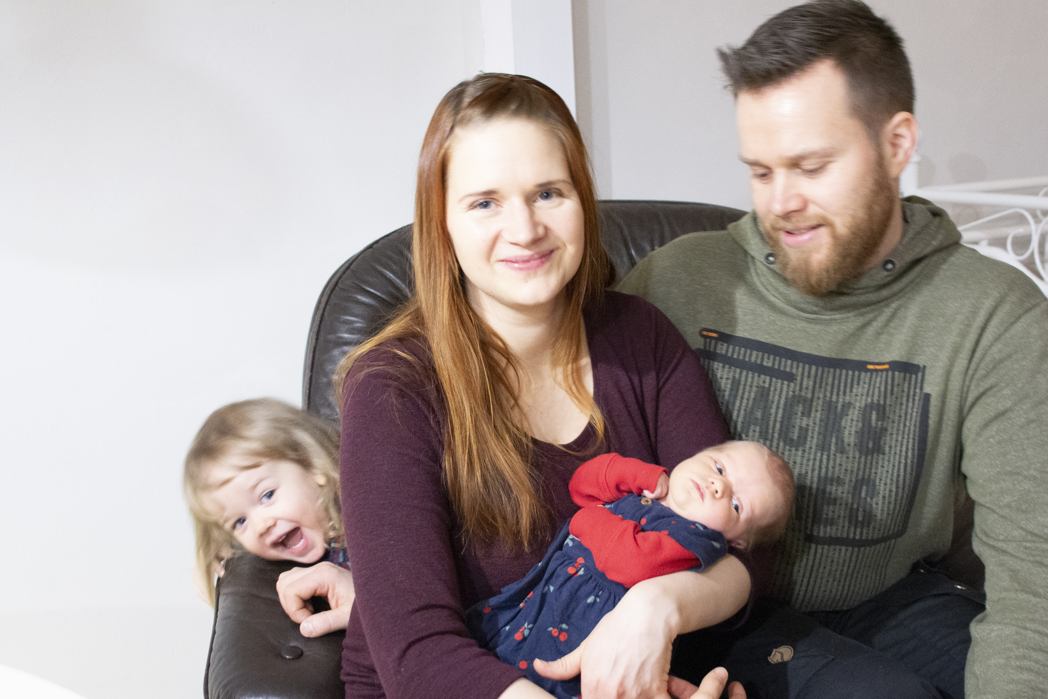 <p>Isoveli Akseli ja vanhemmat Elina ja Antti Ala-aho esittelevät ylpeänä ja onnellisena 1.1.2020 kello 1.41 syntynyttä tyttövauvaa. Vauva Ala-aho on ensimmäinen Siikajokivarteen 2020-luvulla syntynyt vauva. Ensimmäinen siikalatvanen syntyi tälle vuotta 4. tammikuuta ja Pyhännällä haikaraa odotetaan vasta helmikuussa.</p>
