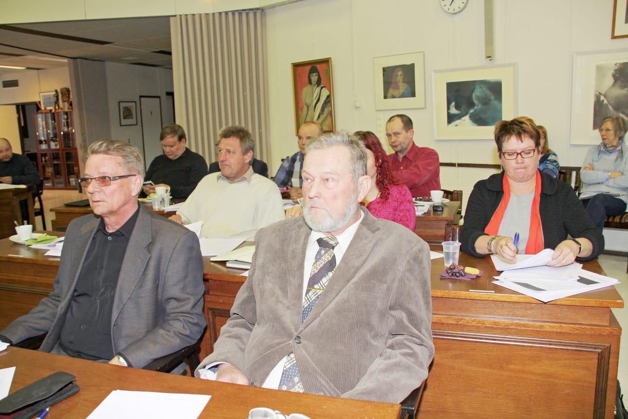 Kokoomuksen ryhmä eli Pekka Rautio, Pentti Koskela ja Riikka Hildén (takana oik.) esitti, että Siikajoki lähtisi mukaan uuden kunnan perustamiseen.