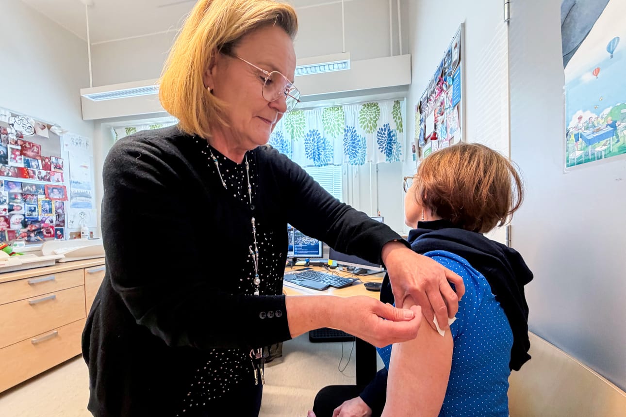 Terveydenhoitaja Sirpa Kestille rokottaminen on tuttua hommaa. Punkkirokotetta on ottamassa Sirpa Heikka-Honkola.