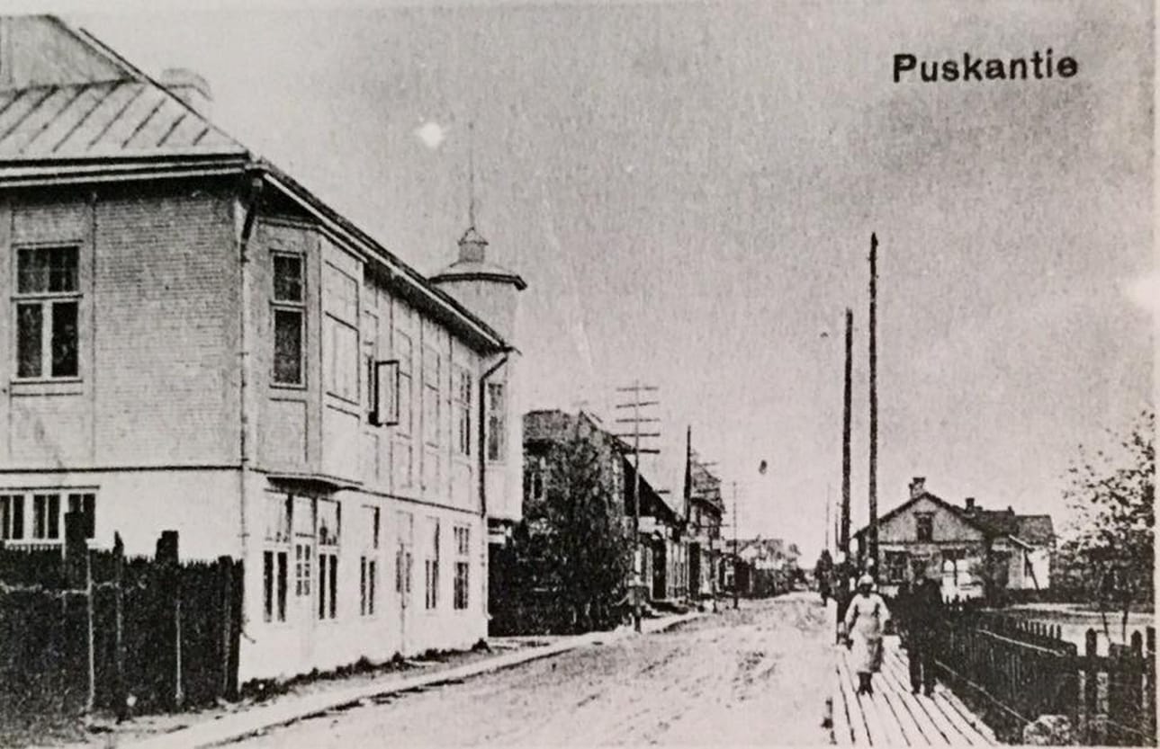 Kurakauppalan puiset jalkakäytävät Puskantiellä, joka oli aikoinaan Seinäjoen pääkatu. Etualalla on Lempi Viitasen sekatavarakauppa. Kadun toisella puolen oli yhteiskoulu, puukoulu vuodelta 1914, kivikoulu 1928. Tämän erkkeritalon paikalle tasoitettiin Sokoksen parkkipaikka.