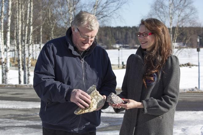 Mauno Puotinen ja Satu Hietala sanovat, että Alasaarelan kokoelman hankkiminen vahvistaa alueen painoarvoa, kun Euroopan suurimman Kraatterijärven, Lappajärven, ympäristöä kehitetään geomatkailukohteena. KUVAT: JOHANNA HEIKKILÄ