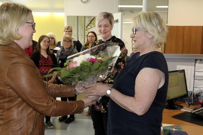 Yrittäjien puheenjohtaja Kirsi Kujala (vas.) jakoi Tilitoimisto Salo Oy:n toimitilan avajaisissa hopeiset ansiomerkit yli kymmenen vuotta jatkuneesta työstä. Toimitusjohtaja Sisko Salo (vas.) ja toimistopäällikkö Mervi Hyvönen onniteltavina. KUVAT: SARI HEINILÄ