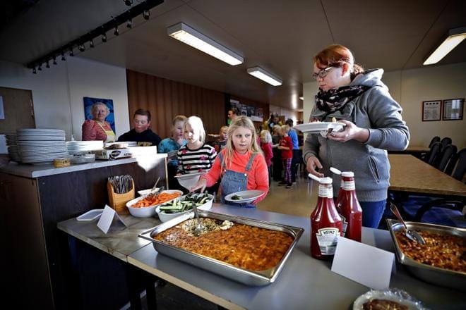 Makaronilaatikko teki hyvin kauppansa Topparlan koulun poikkeusruokailuissa. Ruokailu järjestyi aivan koulun naapuriin nuorisoseuralle. KUVAT: TOMI KOSONEN