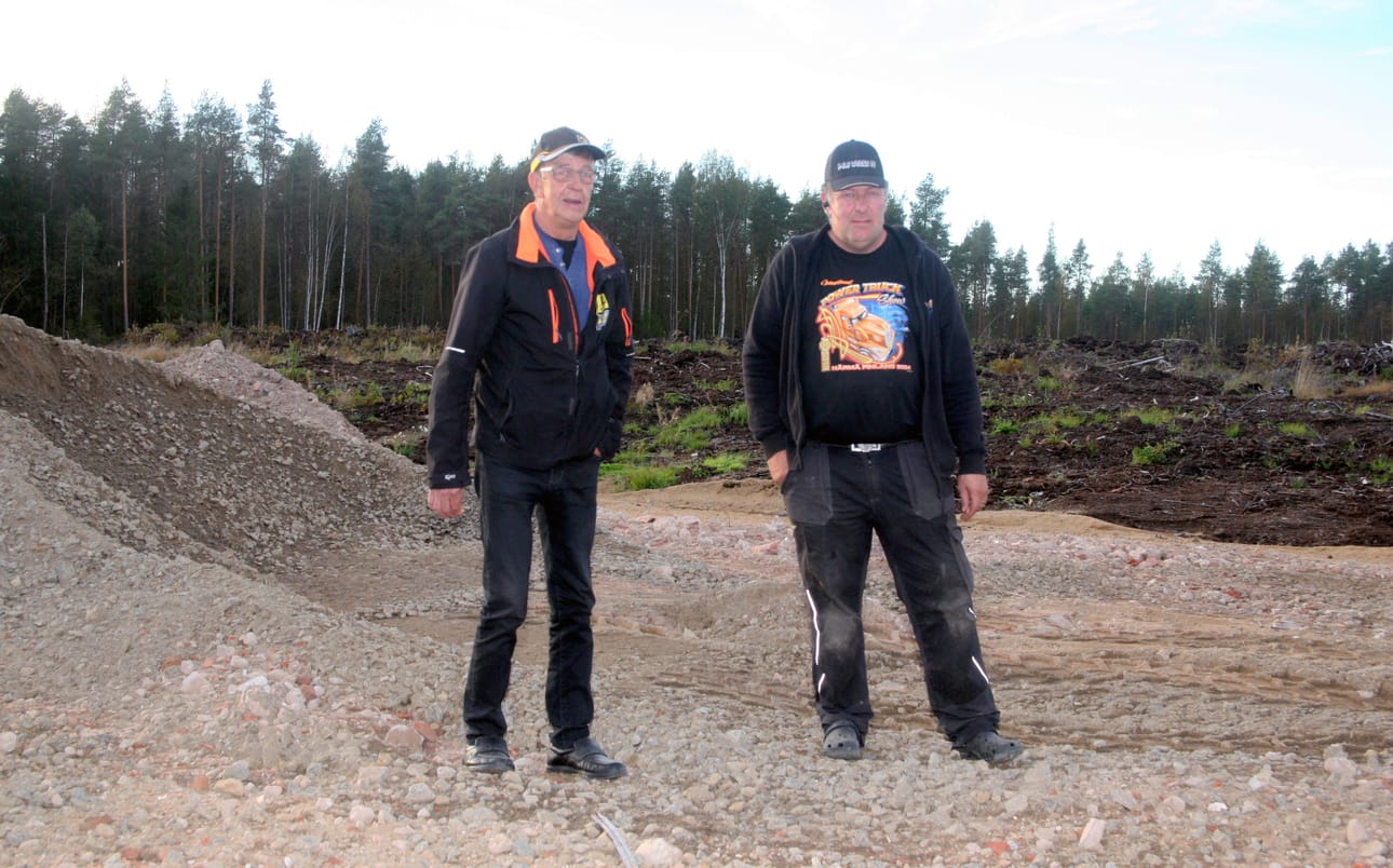 Kari Kivihuhta ja Heikki Nukala tietävät paljon Kalmookankaan ratahankkeesta.