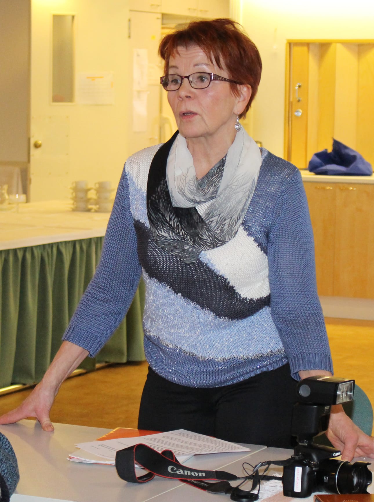Eläkeliiton Pyhäjärven yhdistyksen puheenjohtaja Maija Leskinen avasi pyhäjärveisten kokemuksia vapaaehtoisena auttajana ja tukijana toimimisesta.