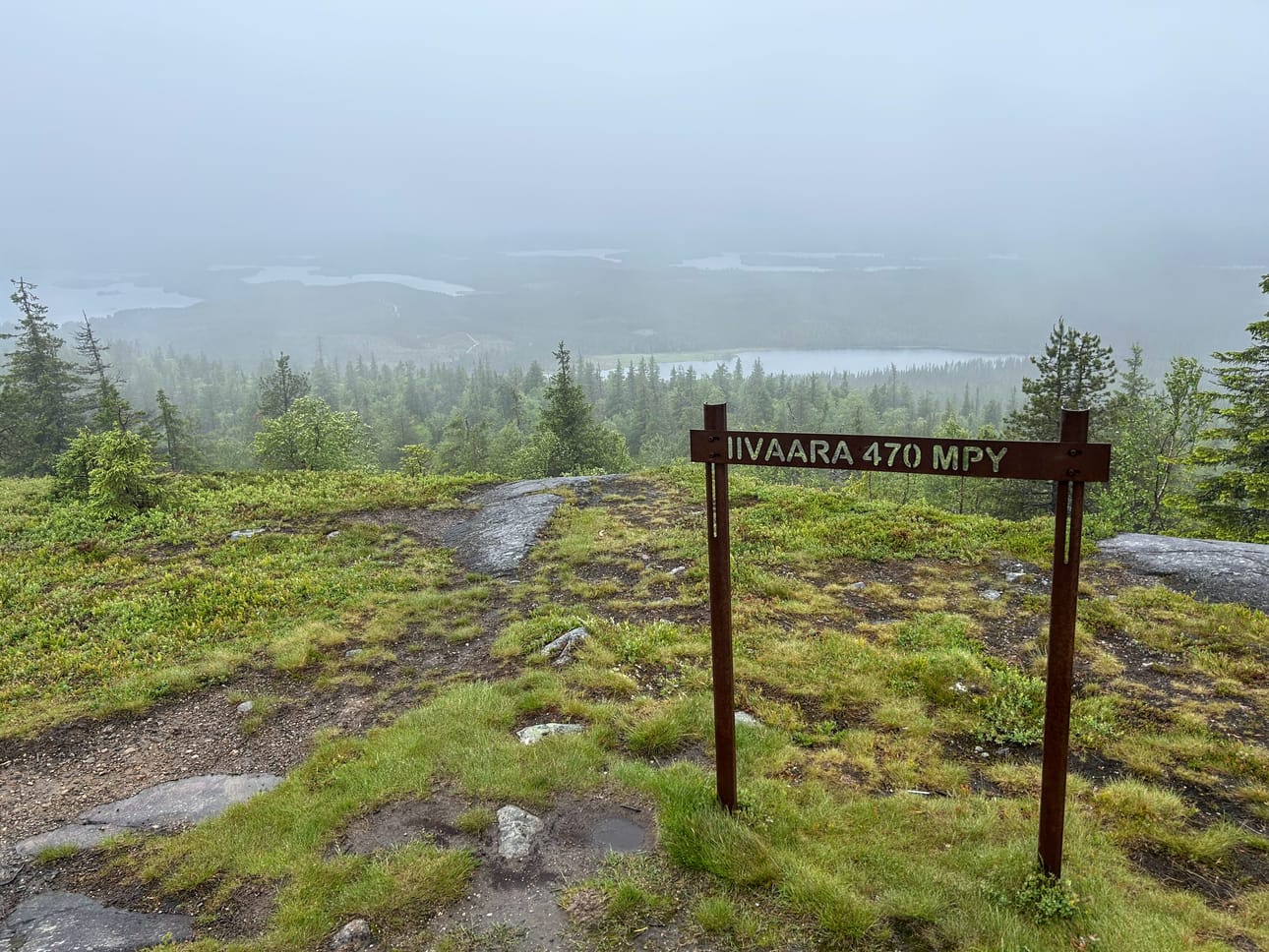 Järviä erottuu sadepäivänä miten kuten pilvien takaa.