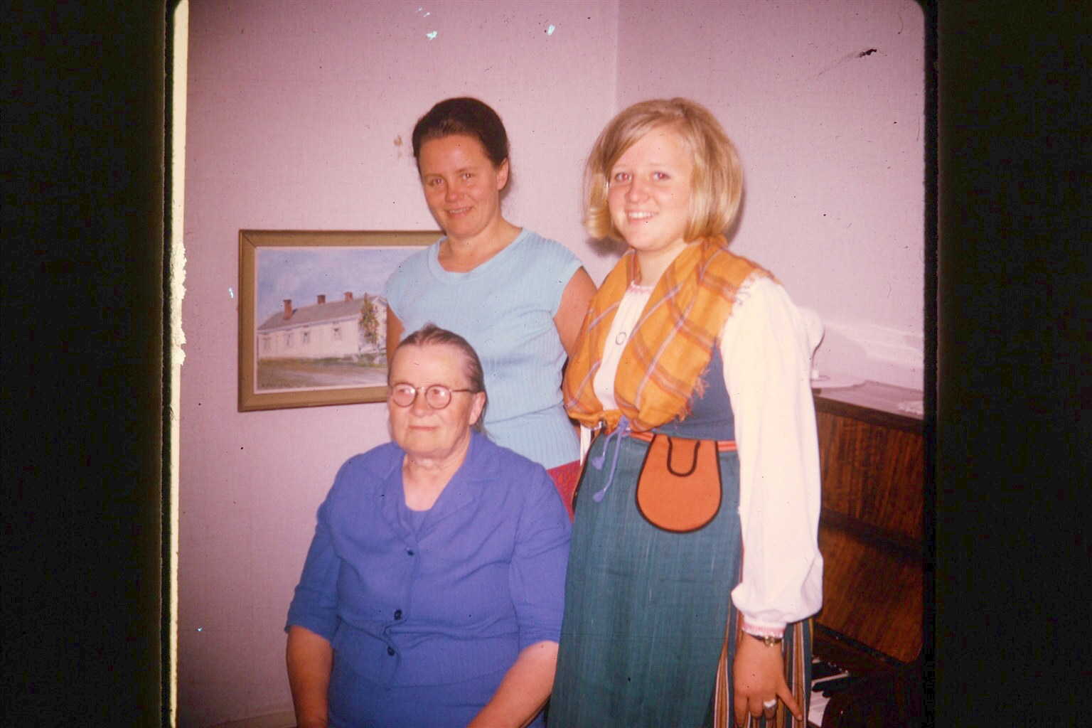 Sirkka-Liisa Noposen mummu Aino Vuoppola ja äiti Anna-Liisa Rasila sekä Judy kesällä '70. Kuva Judy Huston