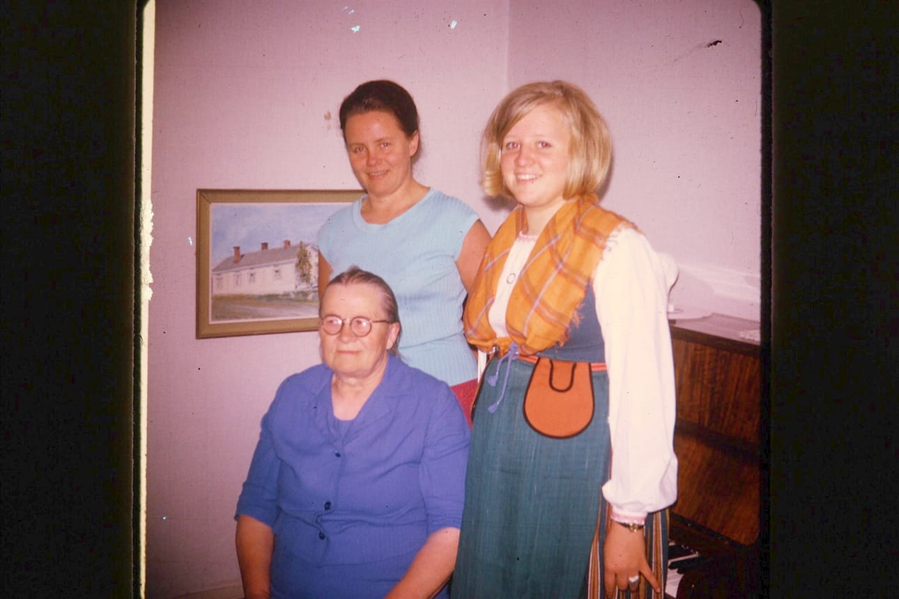 Sirkka-Liisa Noposen mummu Aino Vuoppola ja äiti Anna-Liisa Rasila sekä Judy kesällä '70. Kuva Judy Huston