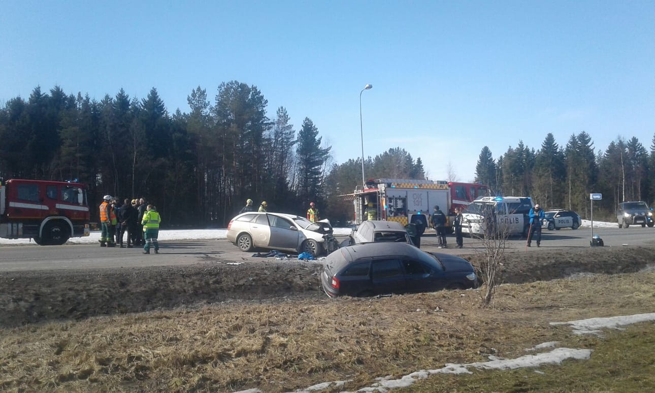 Pakenevan auton kuljettaja törmäsi Hailuodontiellä poliisiautoon, joka oli pysäytetty tielle pysäytystehtävän vuoksi. Poliisiauto oli tyhjillään. Poliisiauton törmännyt auto osui myös sivullisen henkilöautoon. Onnettomuus tapahtui Hailuodontien ja Lassilantien risteyksen lähistöllä.