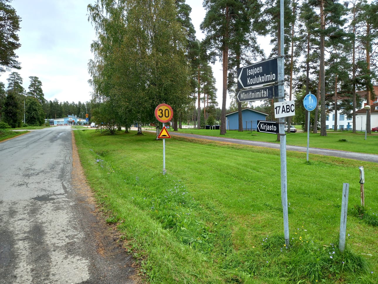 Kyseisellä tienpätkällä Isojoen koulun ja monitoimitalon vieressä ei ole nimeä. Opettaja Kari Kesti ehdottaa, että kunta nimeää tien "Suorintatieksi." - Minä tiedän, että oppilaat saa niin tympäisemään, kun sanon sitten joka iltapäivä, että ”Nyt sitten Suorintatietä kotiin!”