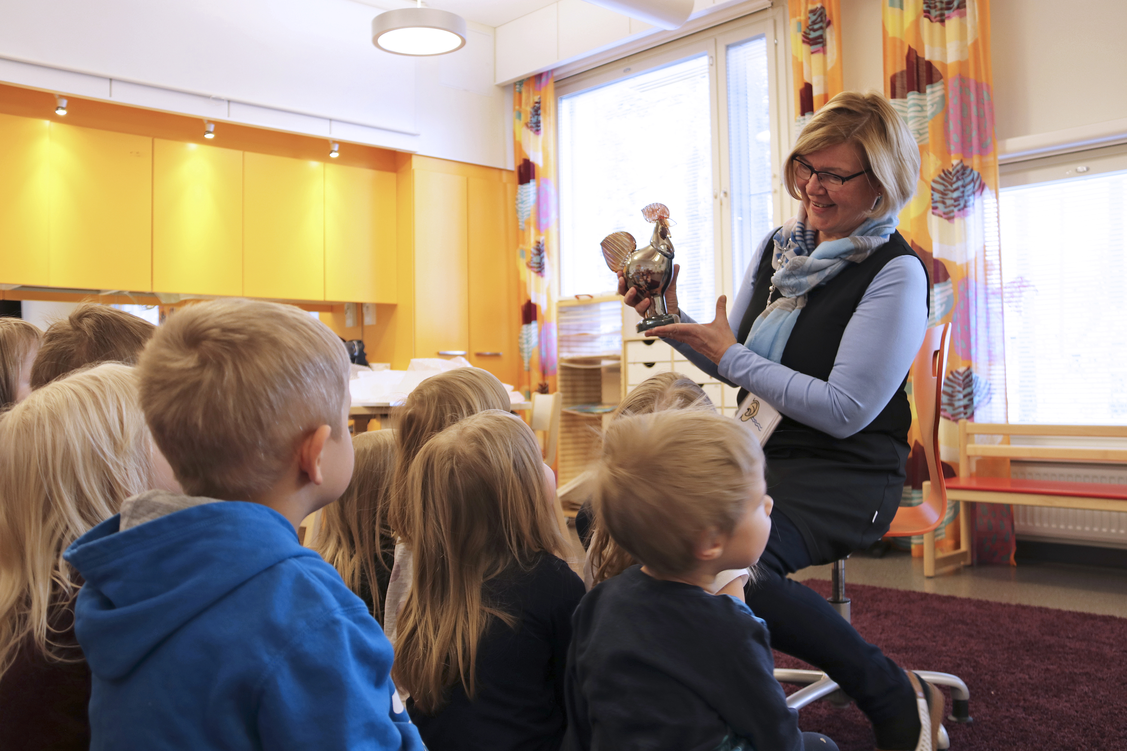 Maija-Leena ”Maikki” Pohjoisaho esitteli saamaansa kunniakirjaa ja lasikukkoa päiväkodin lapsille. Pohjoisaho kuvailee Hyvä opettaja -palkintoa työuransa tähtihetkeksi.