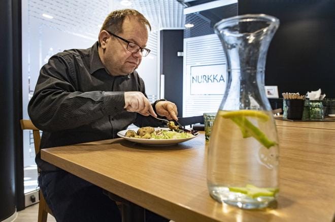 Sami Luoma käyttää älypuhelimen ruokapäiväkirjasovellusta oman elämäntaparemontin apuna. Sovellukseen kirjataan kaikki ateriat. KUVAT: JUKKA LEHOJÄRVI
