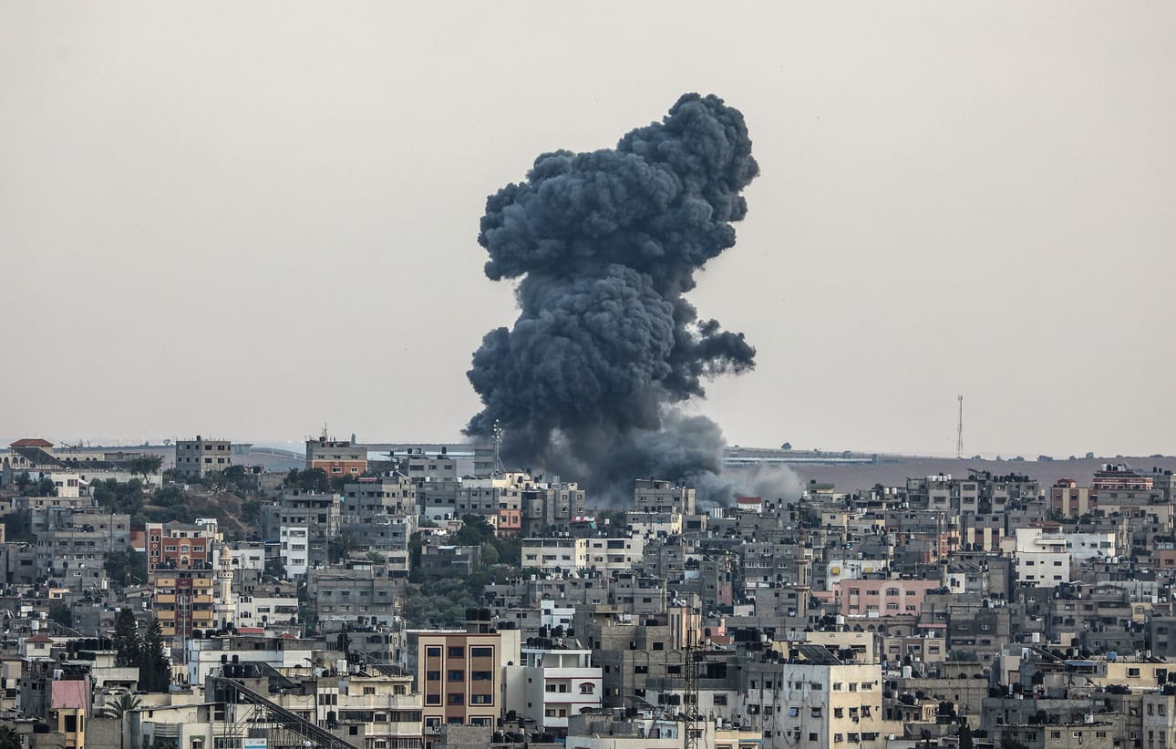 Israel on vastannut Hamasin hyökkäykseen iskemällä kohteisiin Gazassa.